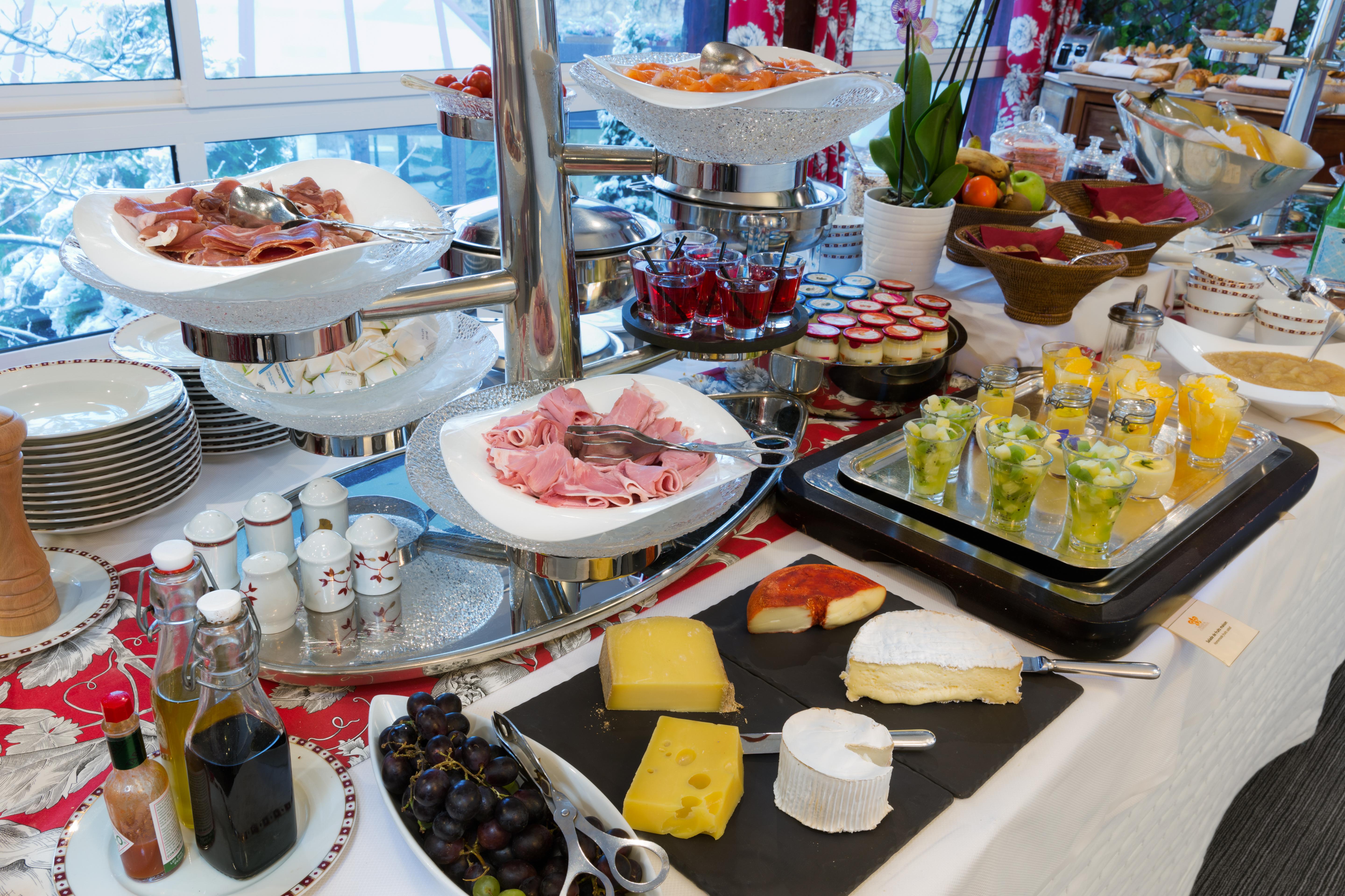 Vinay  Hostellerie Briqueterie & Spa Champagne מראה חיצוני תמונה A buffet