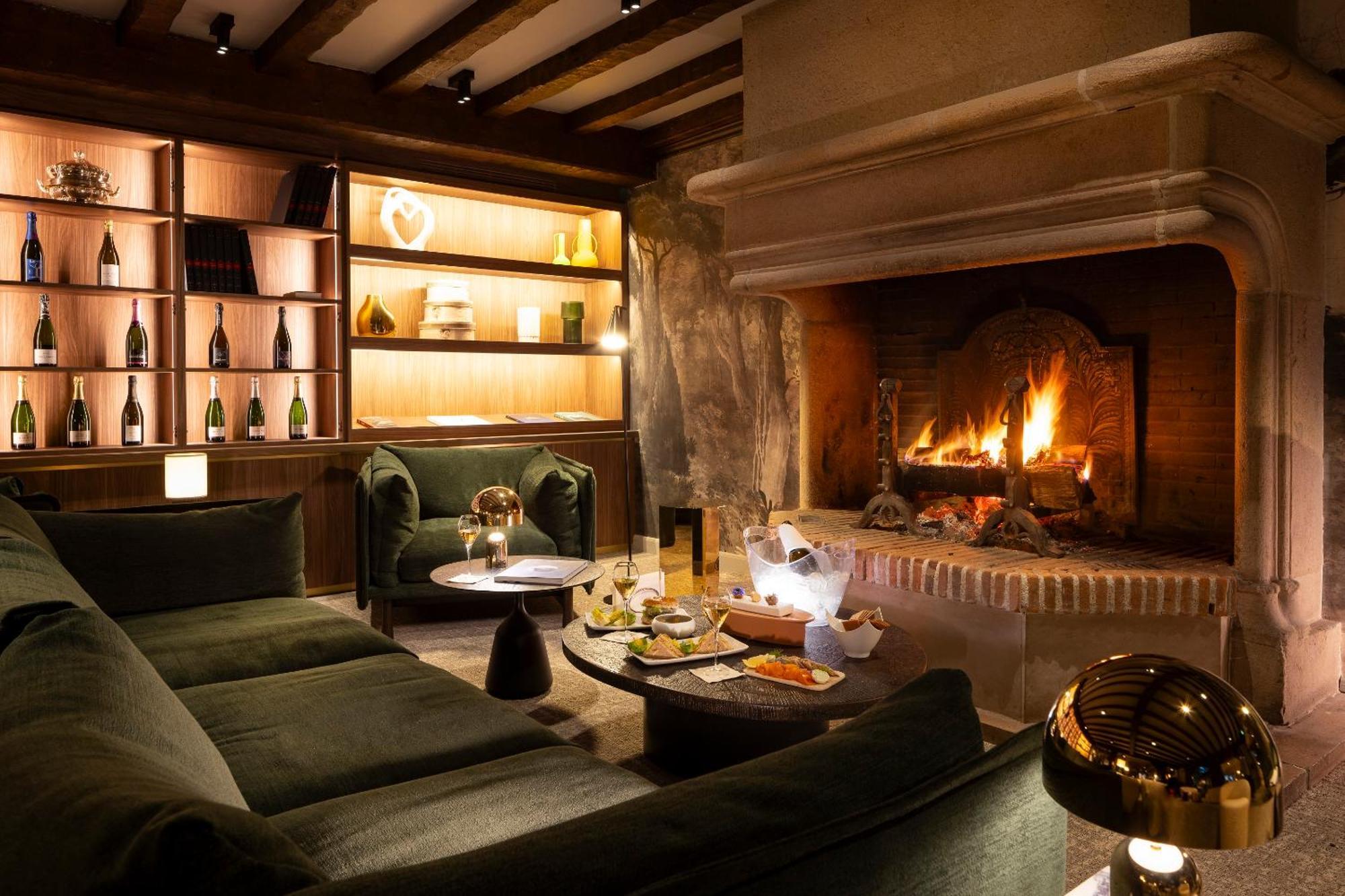 Vinay  Hostellerie Briqueterie & Spa Champagne מראה חיצוני תמונה The fireplace at the bar